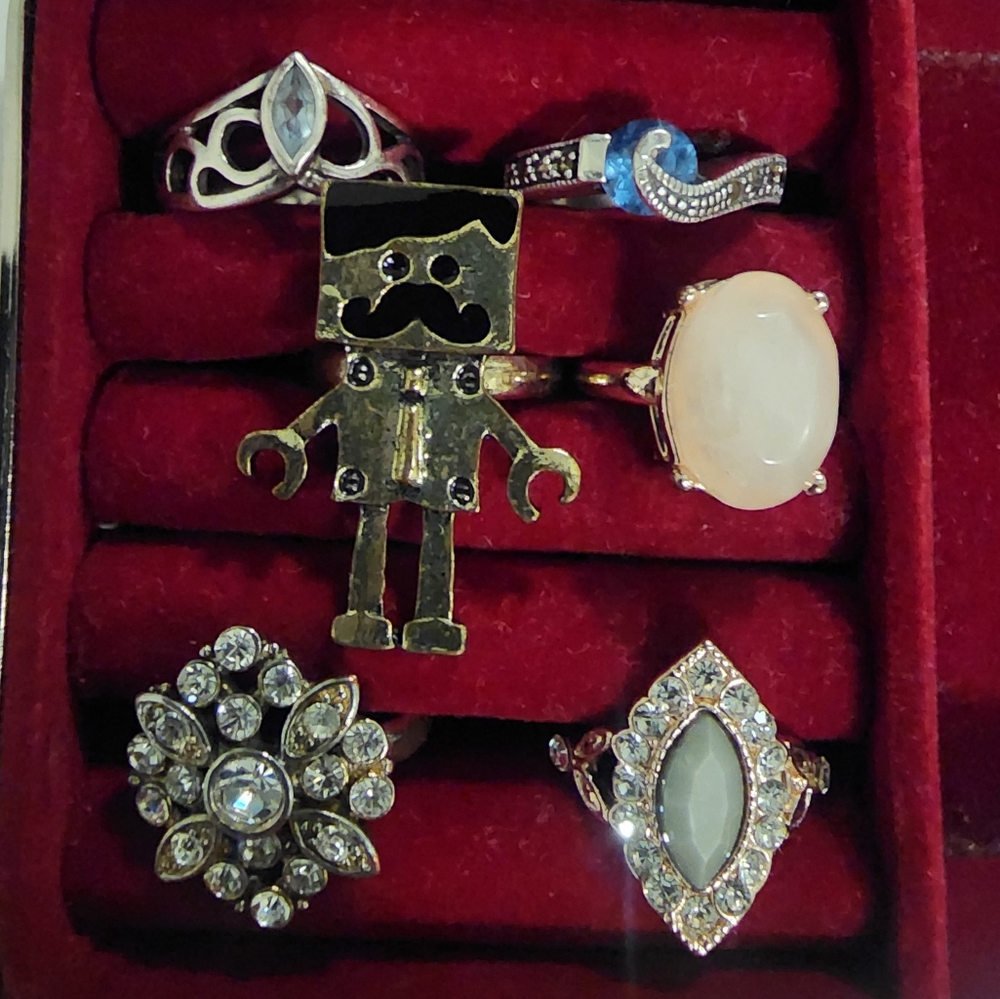 Assorted Lovisa rings, bracelets and necklaces - Picture 6 of 16